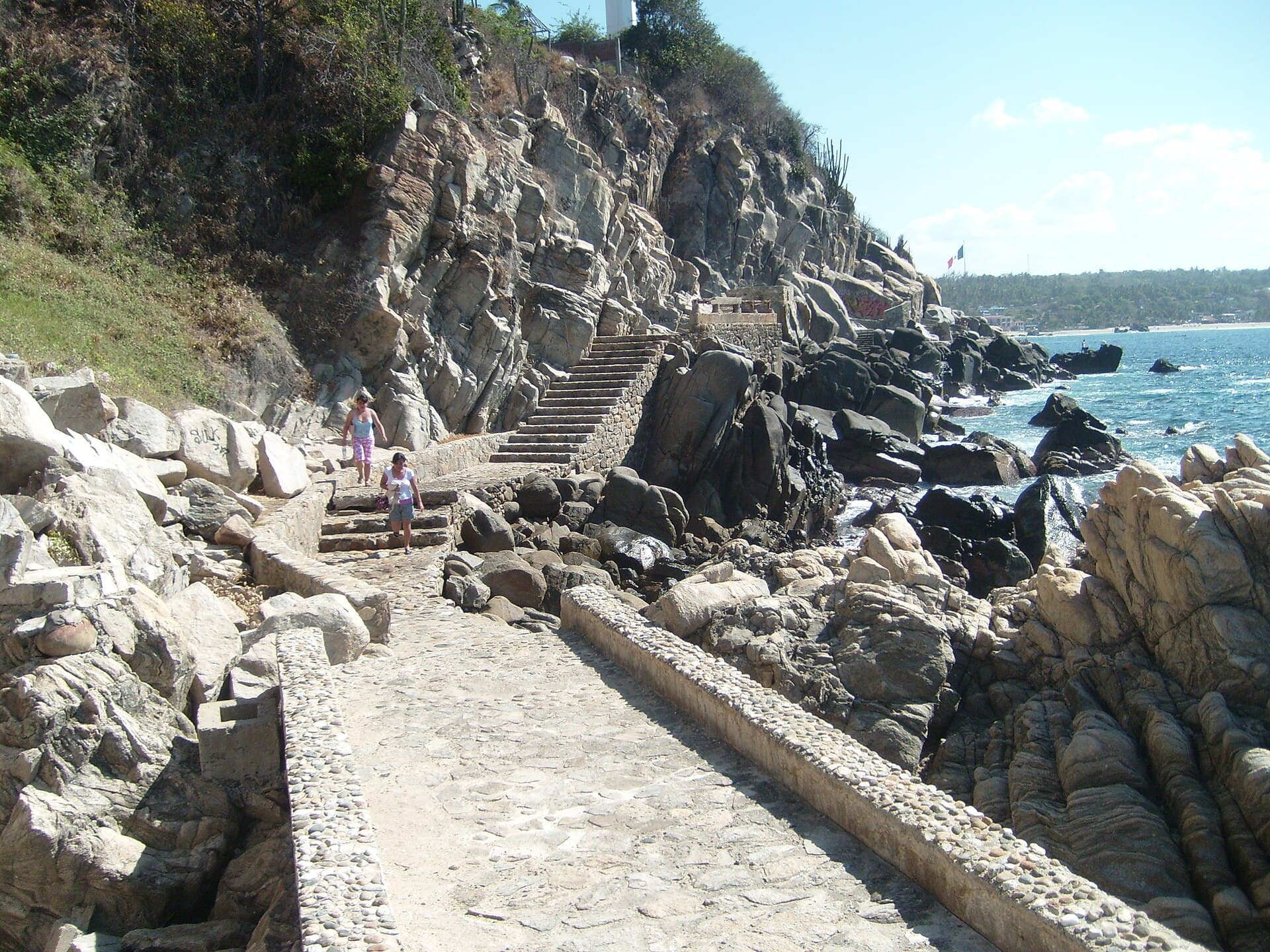 Sendero entre rocas en la costa de Puerto Escondido